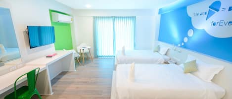 Une chambre d’hôtel moderne équipée de deux lits, d’un bureau, d’une chaise et d’un téléviseur.