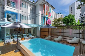 สระว่ายน้ำกลางแจ้ง