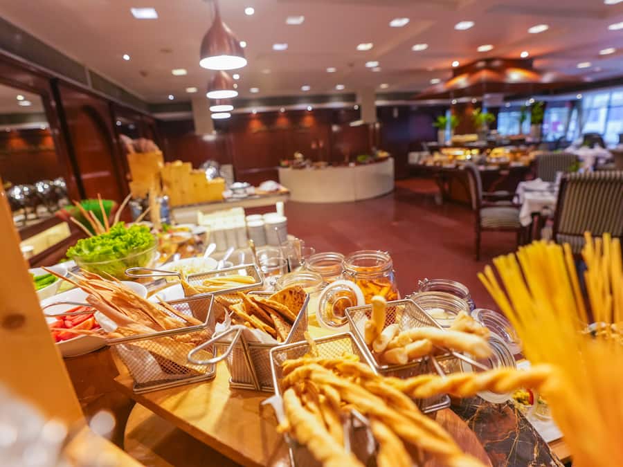 3 restaurantes; se sirven desayunos, almuerzos, cenas y cocina india