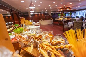 3 か所のレストラン : 朝食、ランチ、ディナーに営業