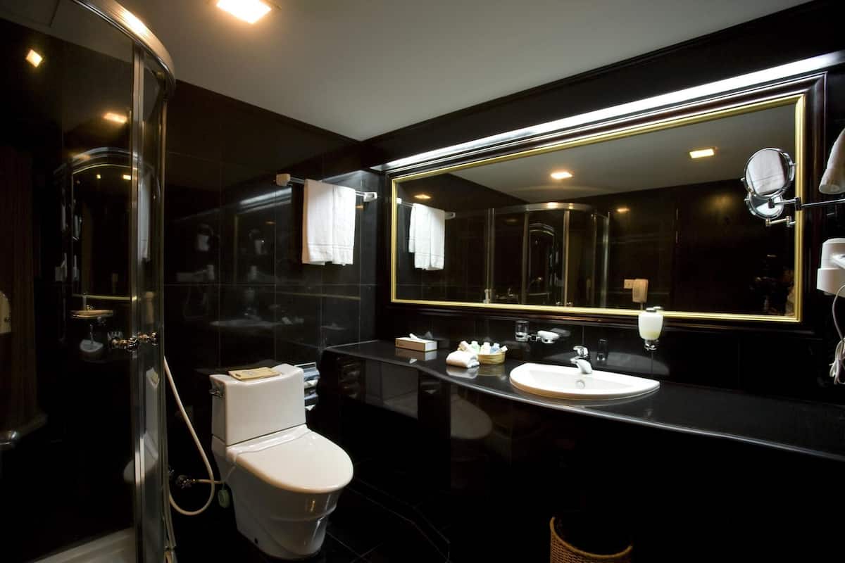 Bathroom | Separate tub and shower, deep soaking tub, rainfall showerhead