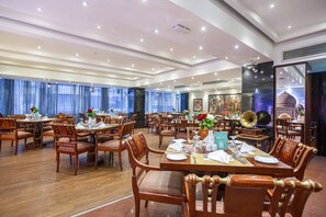 3 restaurants, serveren ontbijt, lunch, diner, Indische gerechten