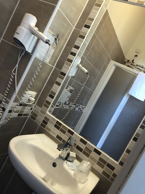 Single Room | Bathroom | Deep-soaking bathtub, free toiletries, hair dryer, bidet - Hotel Lukas (Viareggio)