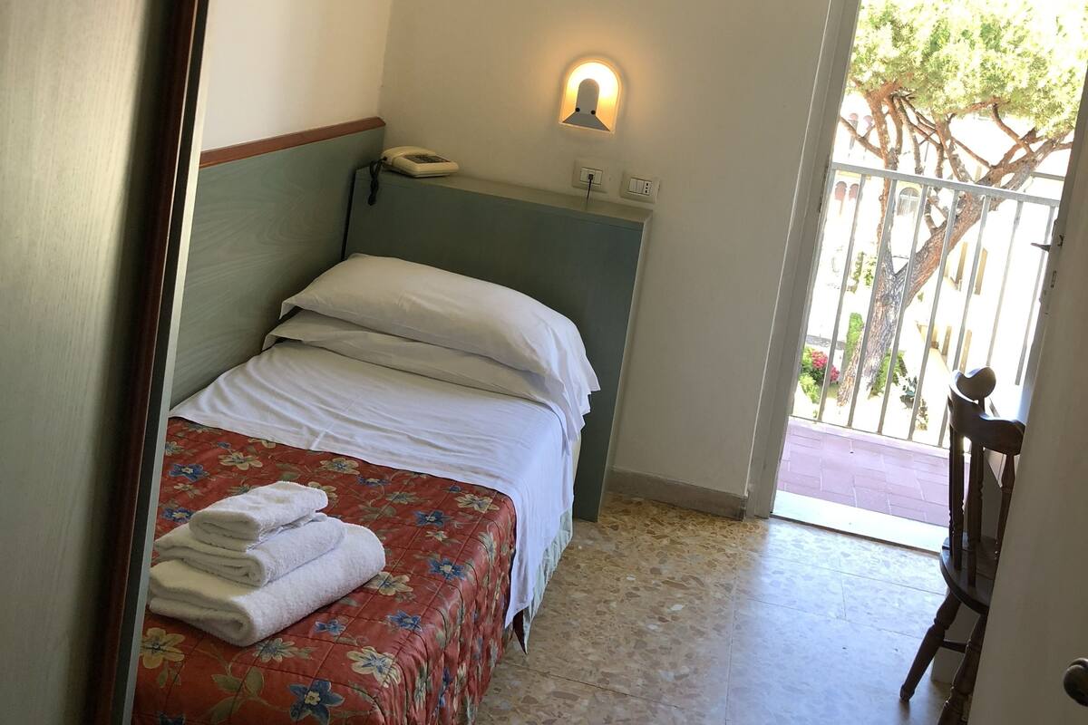 Single Room | In-room safe, desk, WiFi (free), bed sheets