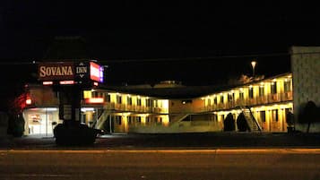 住宿正面 (夜晚)