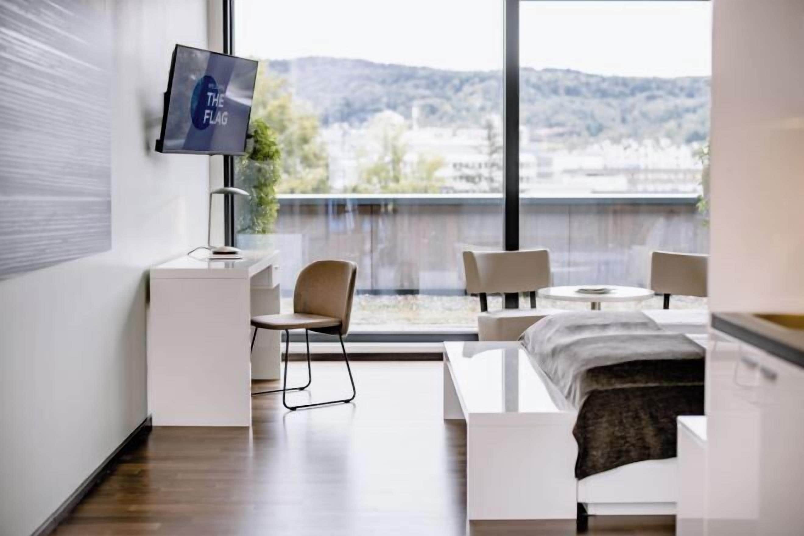 ملاءات للفراش لا تسبب الحساسية وخزنة داخل الغرفة