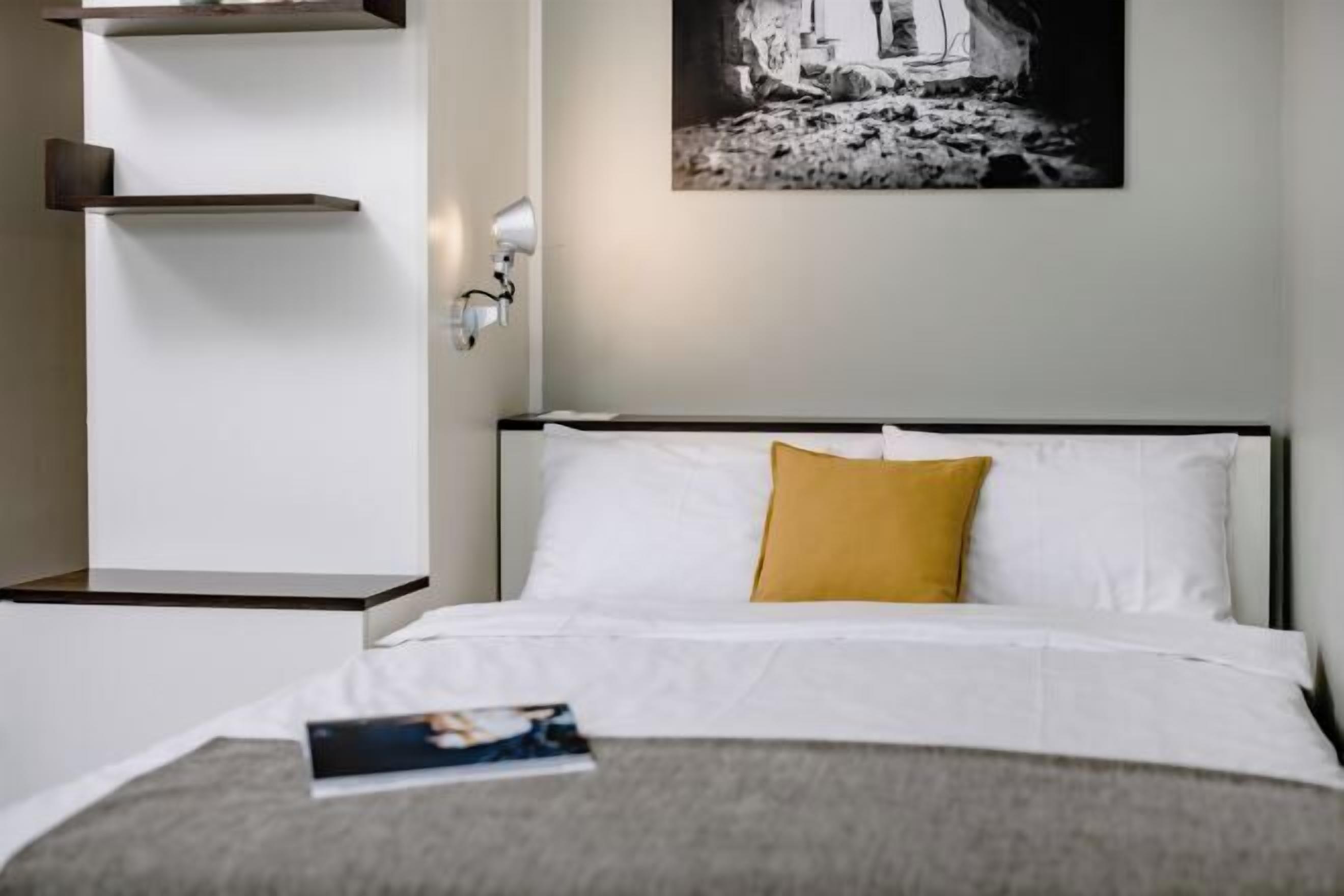 ملاءات للفراش لا تسبب الحساسية وخزنة داخل الغرفة