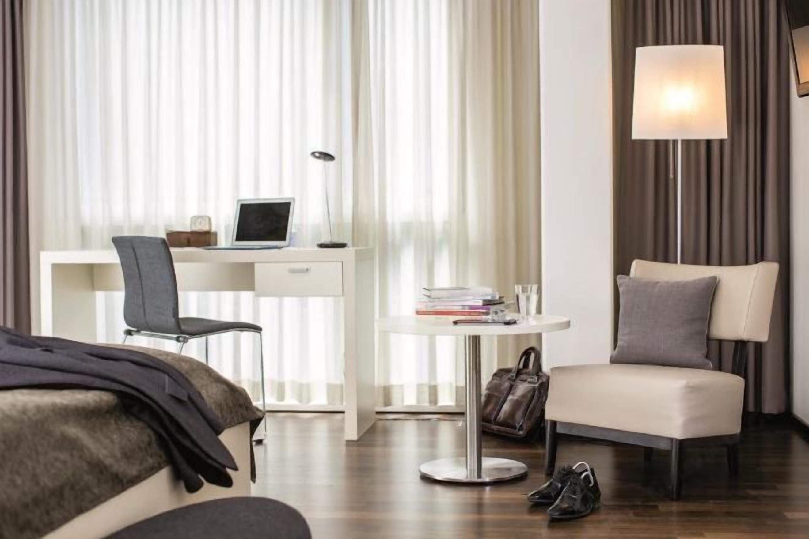 Ropa de cama hipoalergénica y caja de seguridad en la habitación 