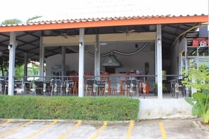 Déjeuner, dßner et souper servis sur place, restaurant en plein air