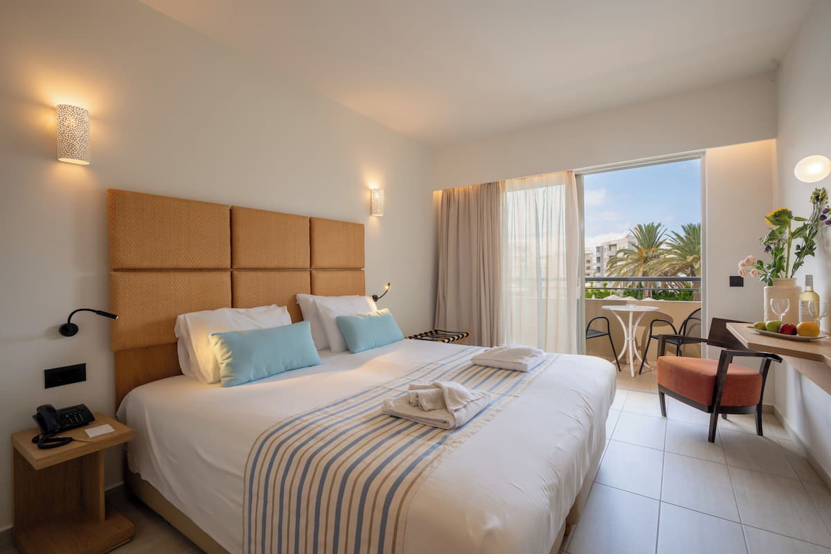 Minibar, caja de seguridad en la habitación y cortinas blackout