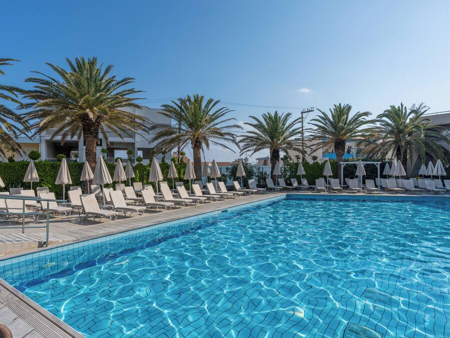 3 piscinas al aire libre, sombrillas, sillones reclinables de piscina