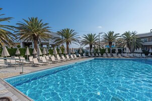 3 piscinas al aire libre, sombrillas, sillones reclinables de piscina