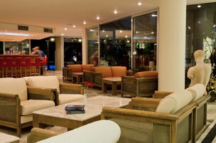 Con vista a la piscina, abre todos los días