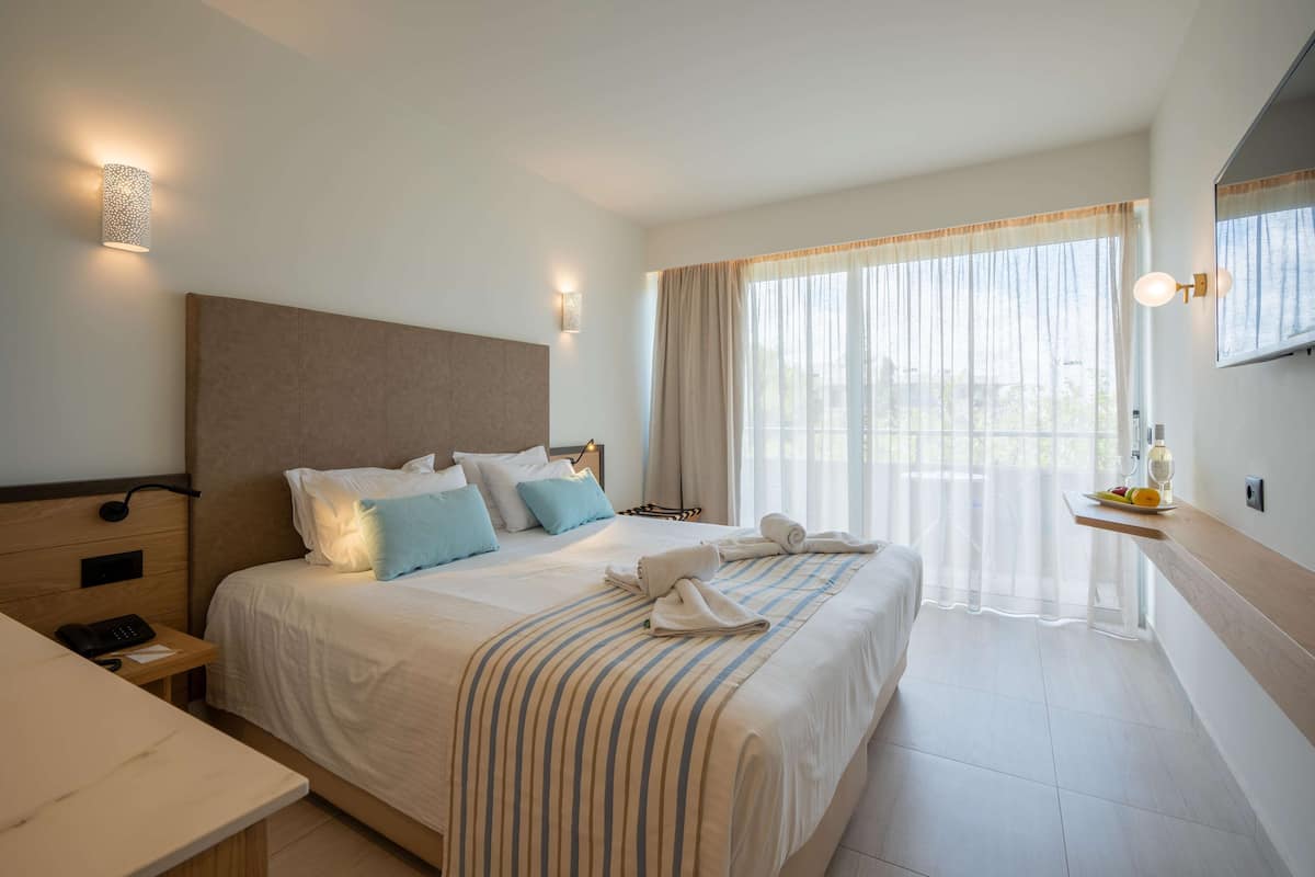 Superior Double or Twin Room | 1 bedroom, minibar, in-room safe, blackout drapes