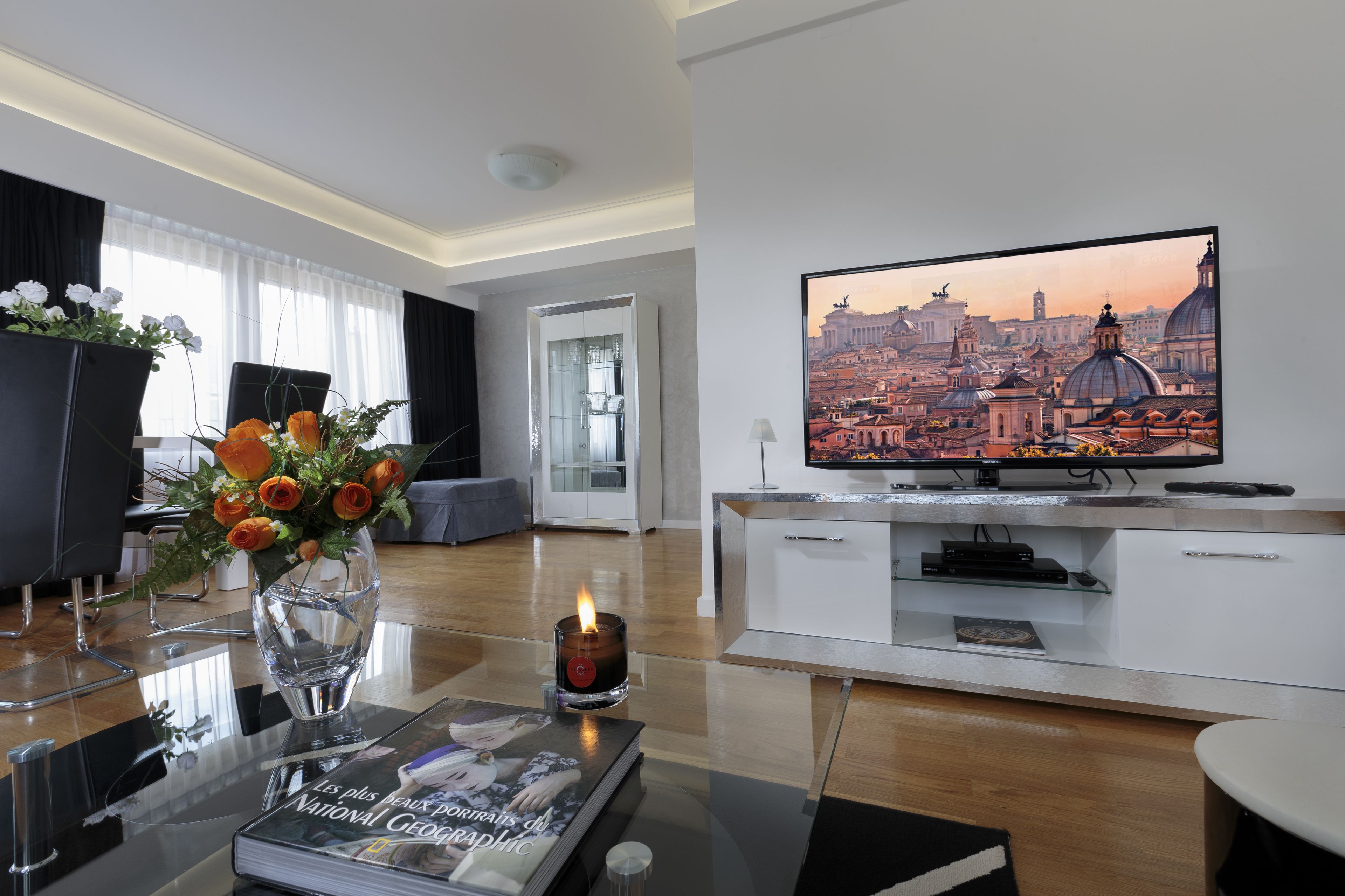 Executive appartement, 1 slaapkamer, terras | Woonkamer | Een 42-inch flatscreentelevisie met kabelzenders en televisie