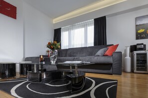 Leilighet – executive, 1 soverom, terrasse | Oppholdsrom | En 42-tommers Flatskjerm-TV med kabel-kanaler samt TV og DVD-spiller