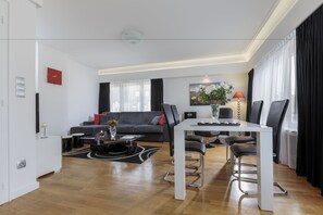 Leilighet – executive, 1 soverom, terrasse | Oppholdsrom | En 42-tommers Flatskjerm-TV med kabel-kanaler samt TV og DVD-spiller