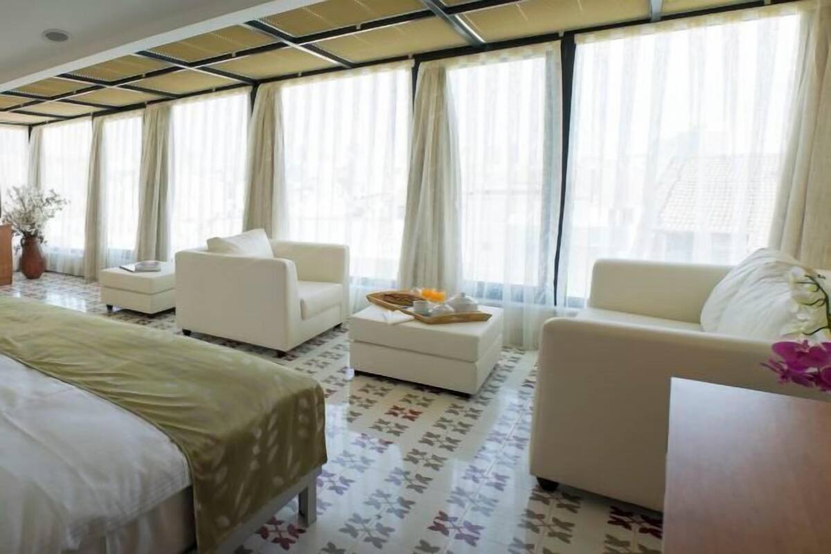 Ropa de cama de alta calidad, camas con pillow-top y minibar