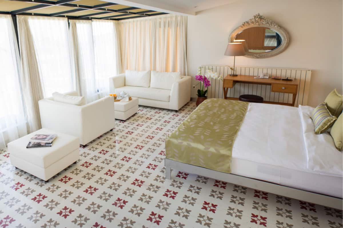 Ropa de cama de alta calidad, colchones con pillow-top y minibar
