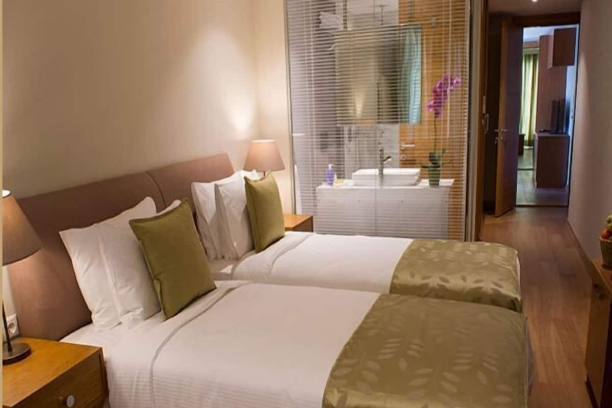 Ropa de cama de alta calidad, colchones con pillow-top y minibar