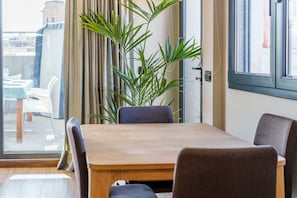 Ático exclusivo, baño privado, vistas a la ciudad (Ático) | Interior