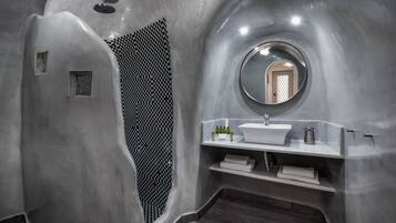 Shower, rainfall showerhead, free toiletries, hair dryer