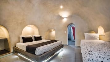 Superior Traditional Cave Triple Room