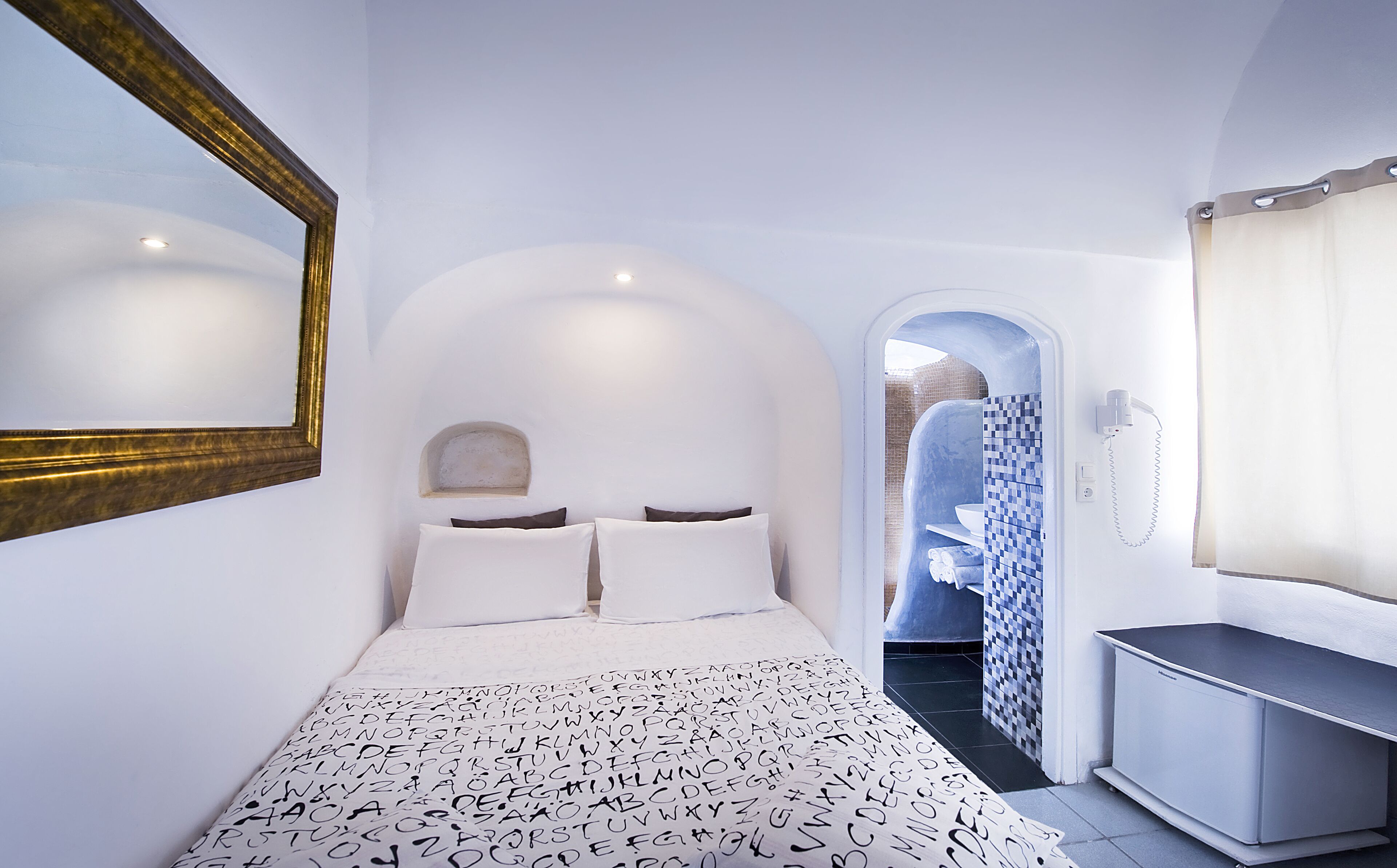 Junior Suite with Hot Tub and Caldera View | Hochwertige Bettwaren, Zimmersafe, individuell dekoriert
