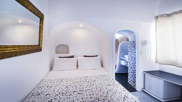 Junior Suite with Hot Tub and Caldera View | Hochwertige Bettwaren, Zimmersafe, individuell dekoriert