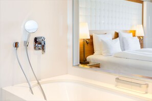 Suite | Badezimmer | Komfortbadewanne, kostenlose Toilettenartikel, Haartrockner, Bademäntel