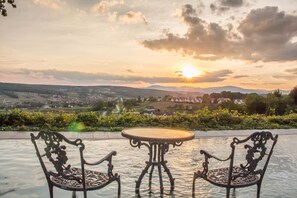 2 piscines couvertes, 5 piscines extérieures, parasols de plage