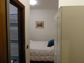 Habitación individual económica, 1 cama individual grande, baño privado | Baño | Artículos de higiene personal gratuitos, secador de pelo y toallas