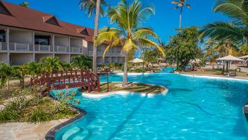 3 piscinas al aire libre, sombrillas, sillones reclinables de piscina