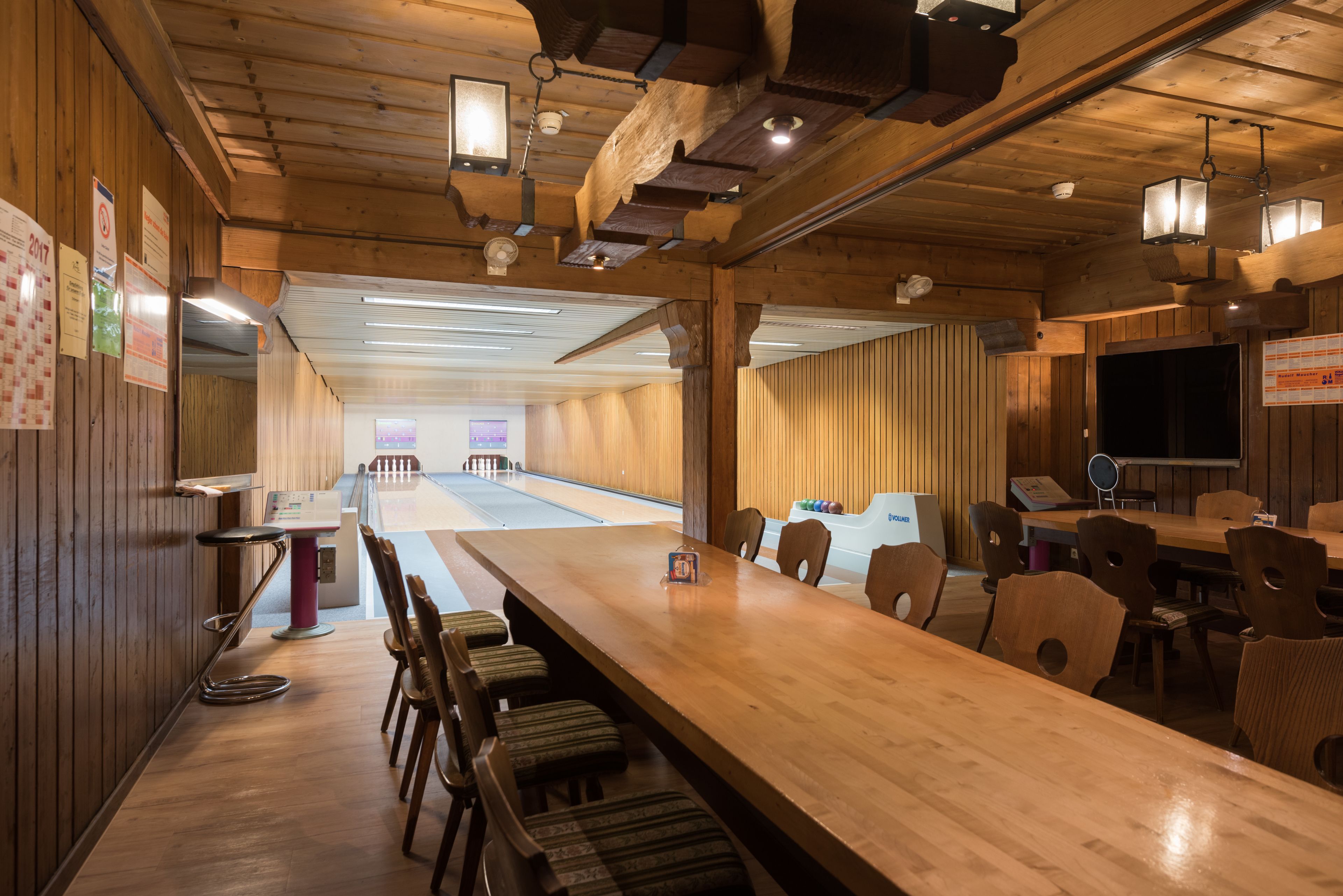 breakfast, lunch and dinner served