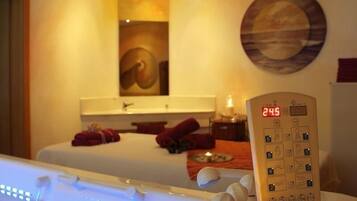 Behandelingskamers voor koppels, een sauna, een bubbelbad, een stoombad
