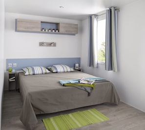 Mobile Home, 2 Bedrooms, Kitchen (Mercury) | Cribs/infant beds