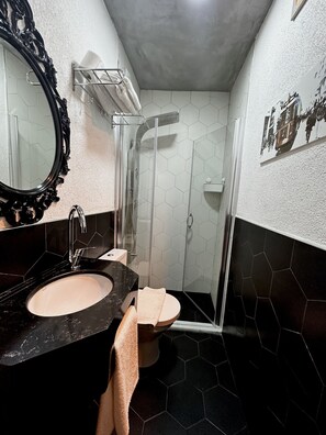 Standard Room | Bathroom | Shower, free toiletries, hair dryer, slippers - Corner Hot (Istanbul)
