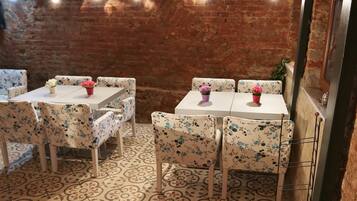 Petit déjeuner continental (151 EUR par personne)