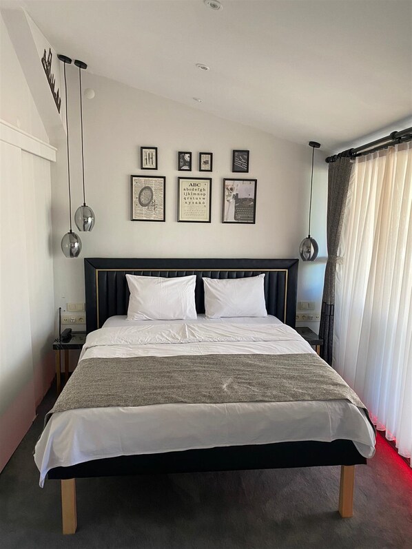 أغطية فراش متميزة وميني بار وخزنة داخل الغرفة وواي فاي مجانًا