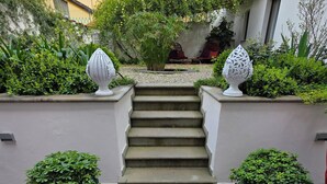 Una escalera que conduce a una casa con jardín.