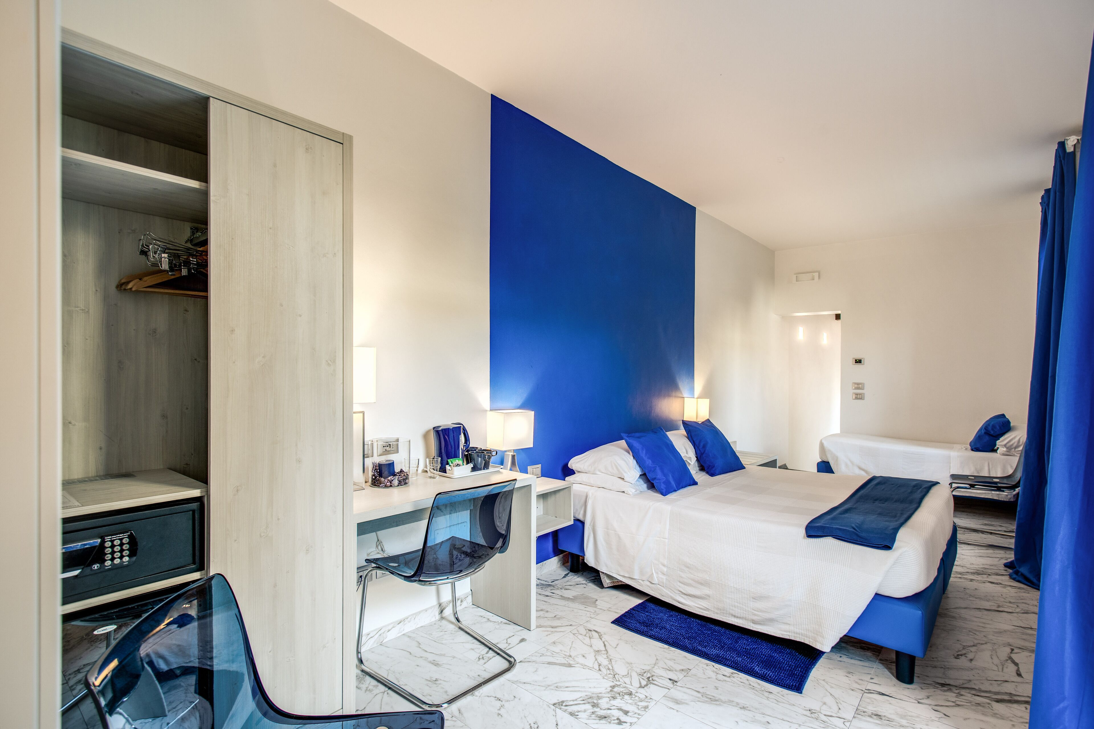 junior suite | 1 bedroom, hypo-allergenic bedding, minibar, in-room safe