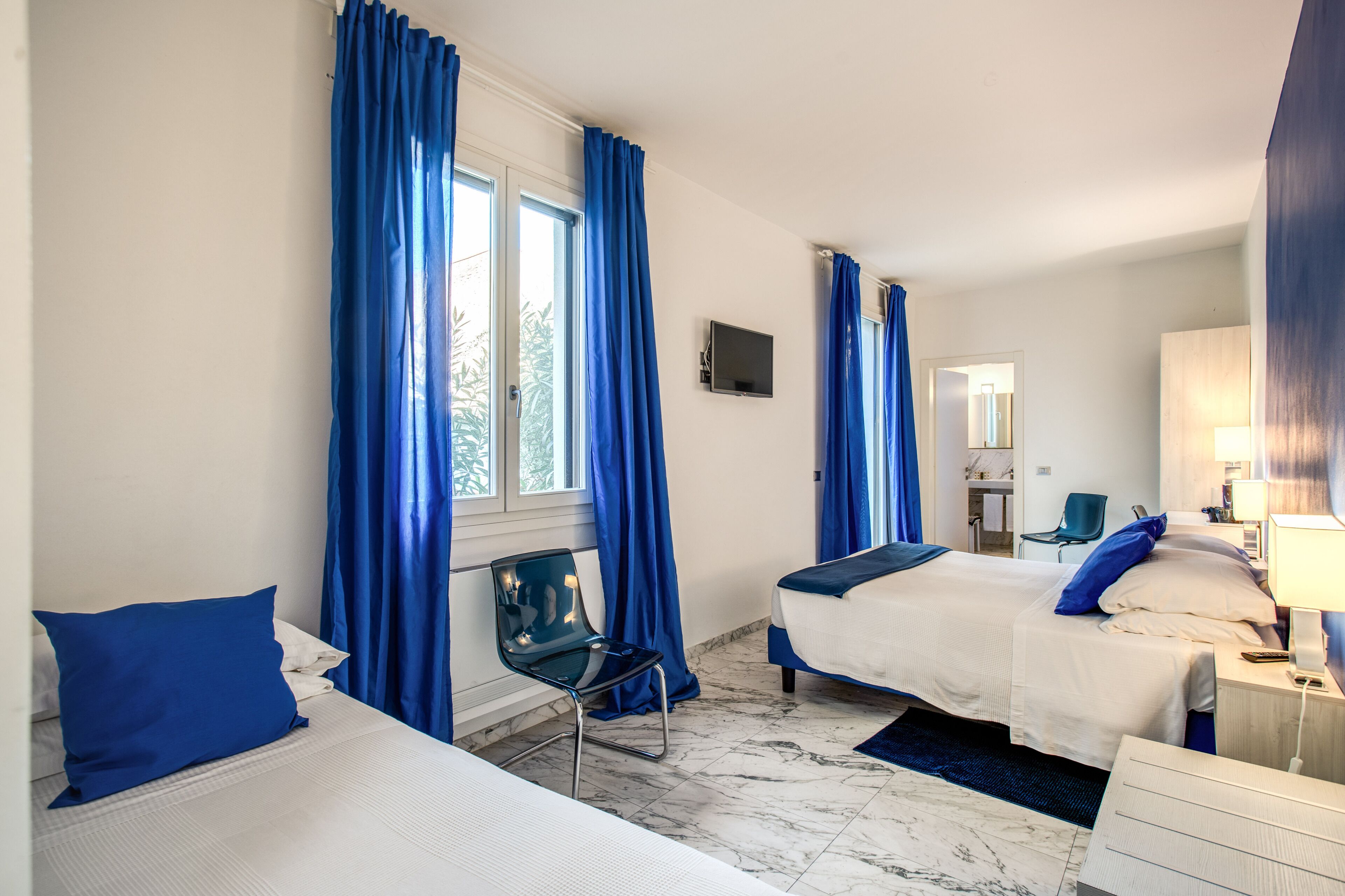 junior suite | 1 bedroom, hypo-allergenic bedding, minibar, in-room safe