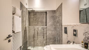 Economy Single Room (Ground Floor) | Baño | Ducha y cabezal de ducha tipo lluvia