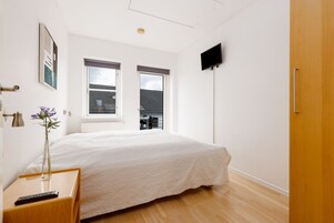 Ferielejlighed - 2 soveværelser - køkken - delvis havudsigt (Sengelinned og håndklæder eksklusiv) | 特色装修、特色家居、办公桌、熨斗/熨衣板