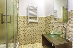 Ducha, artículos de higiene personal gratuitos y secador de pelo