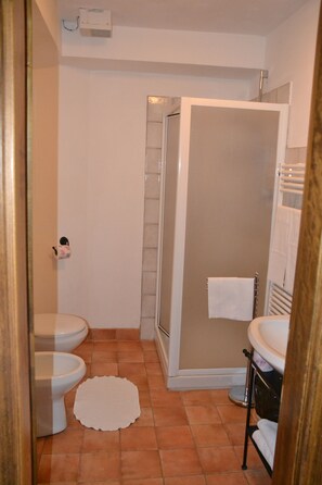 Dobbelt- eller tomannsrom – classic | Bad | Dusj, bidé og håndklær