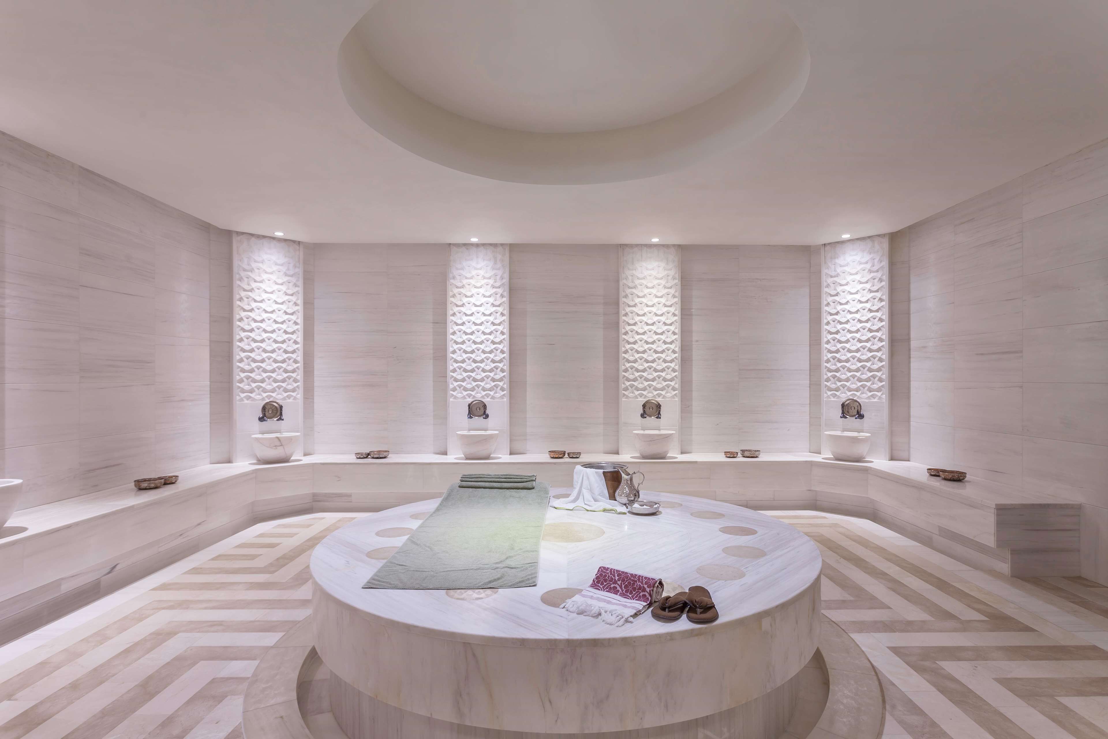 Turkiskt bad/hamam, kroppsbehandlingar och massage med varma stenar