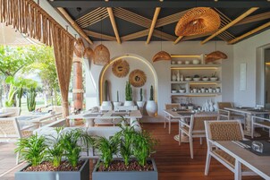 6 restaurantes; se sirve almuerzo y cena; cocina asiática