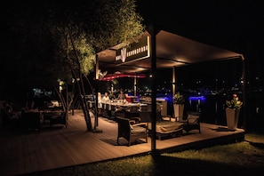 6 restaurants, lunch, dinner served; Asian cuisine