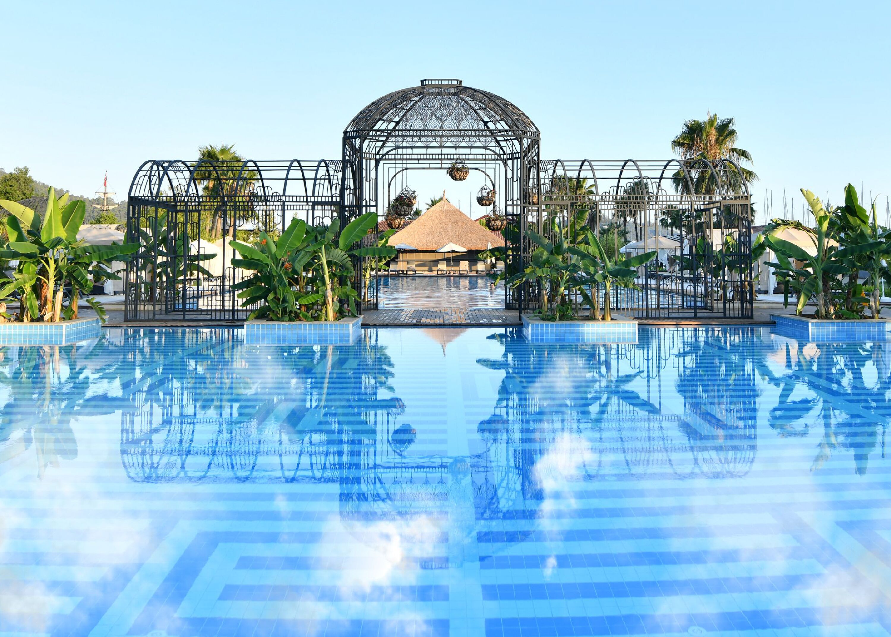 2 outdoor pools, sun loungers